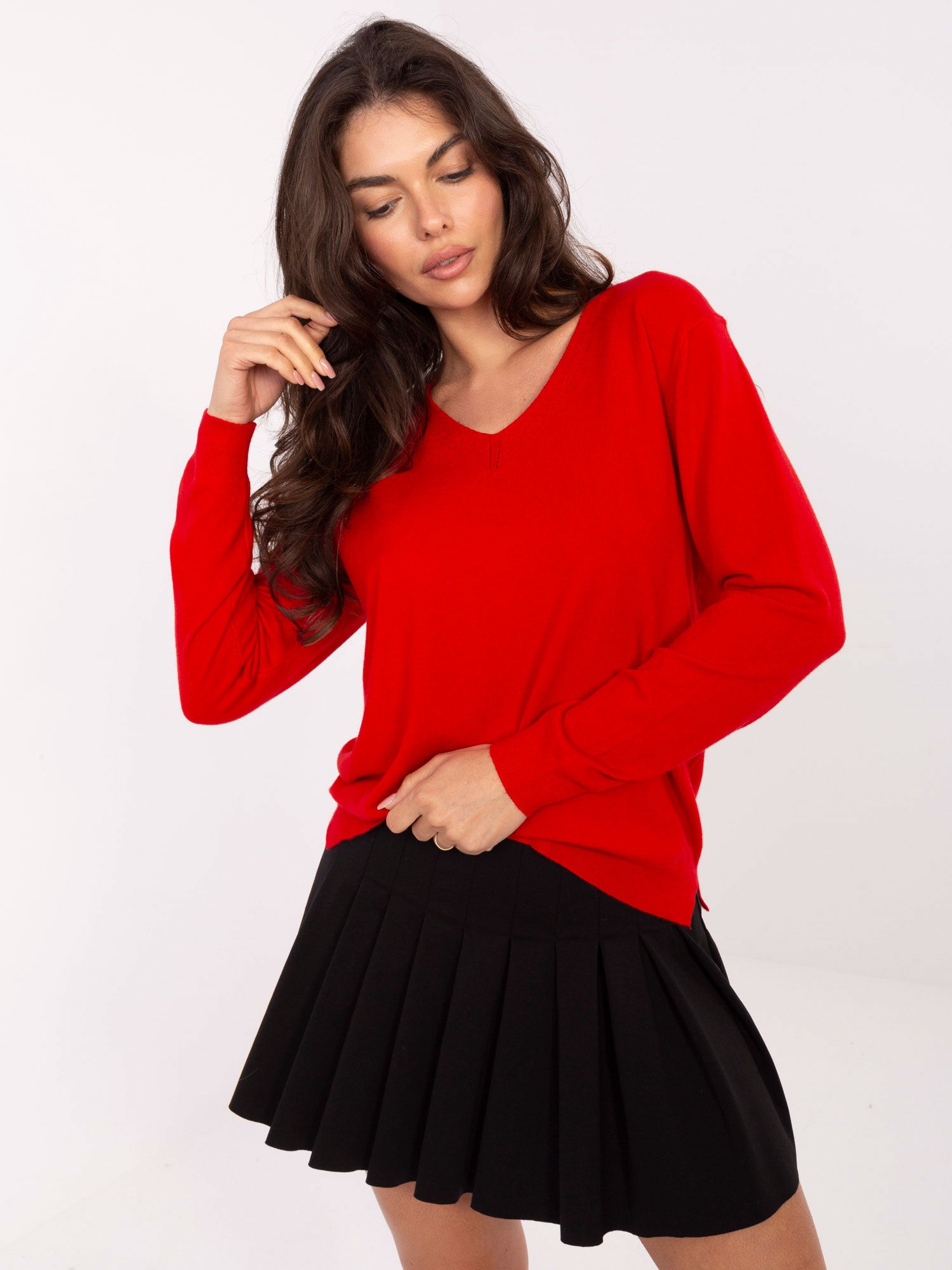Czerwony damski sweter basic z dekoltem V