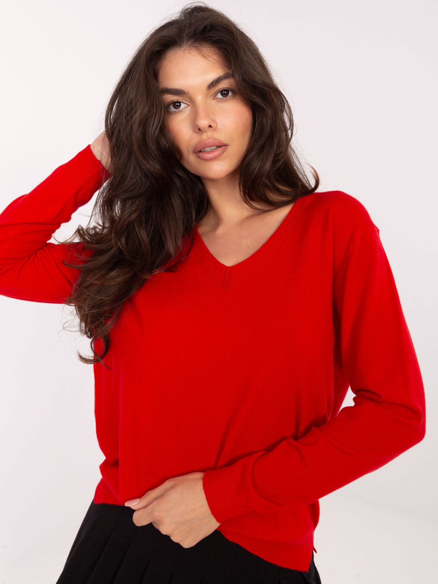 Czerwony damski sweter basic z dekoltem V