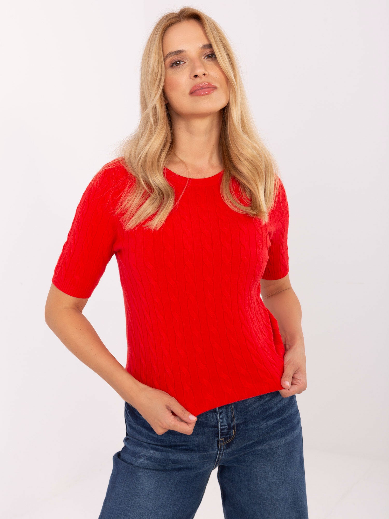 Czerwony sweter z domieszką wiskozy