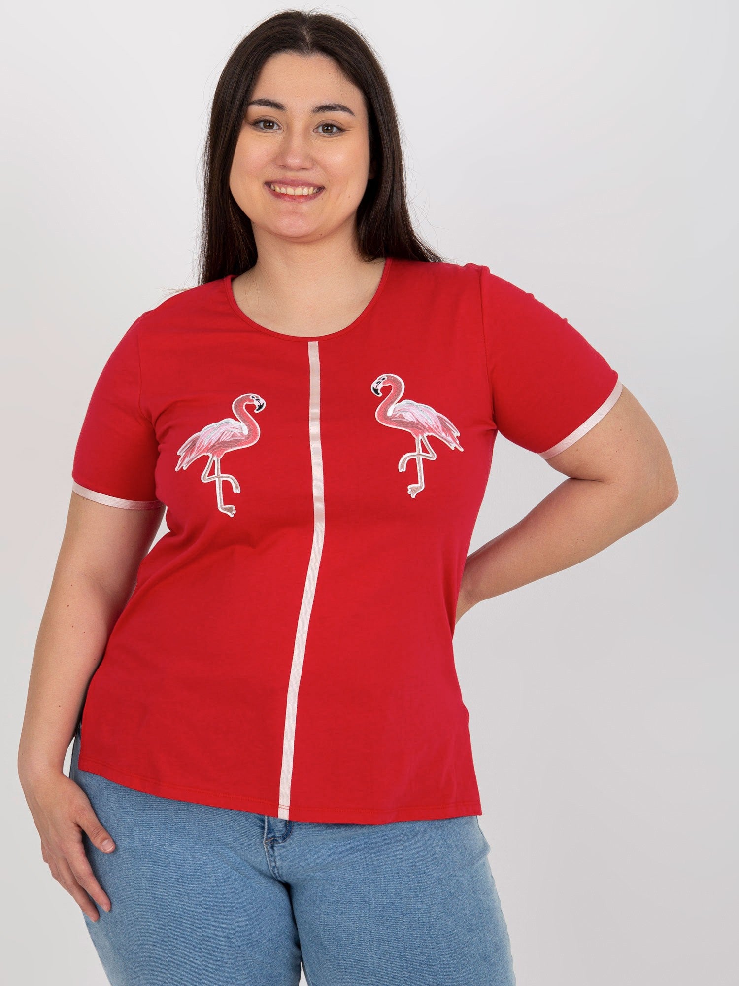 Czerwony damski t-shirt plus size z naszywkami