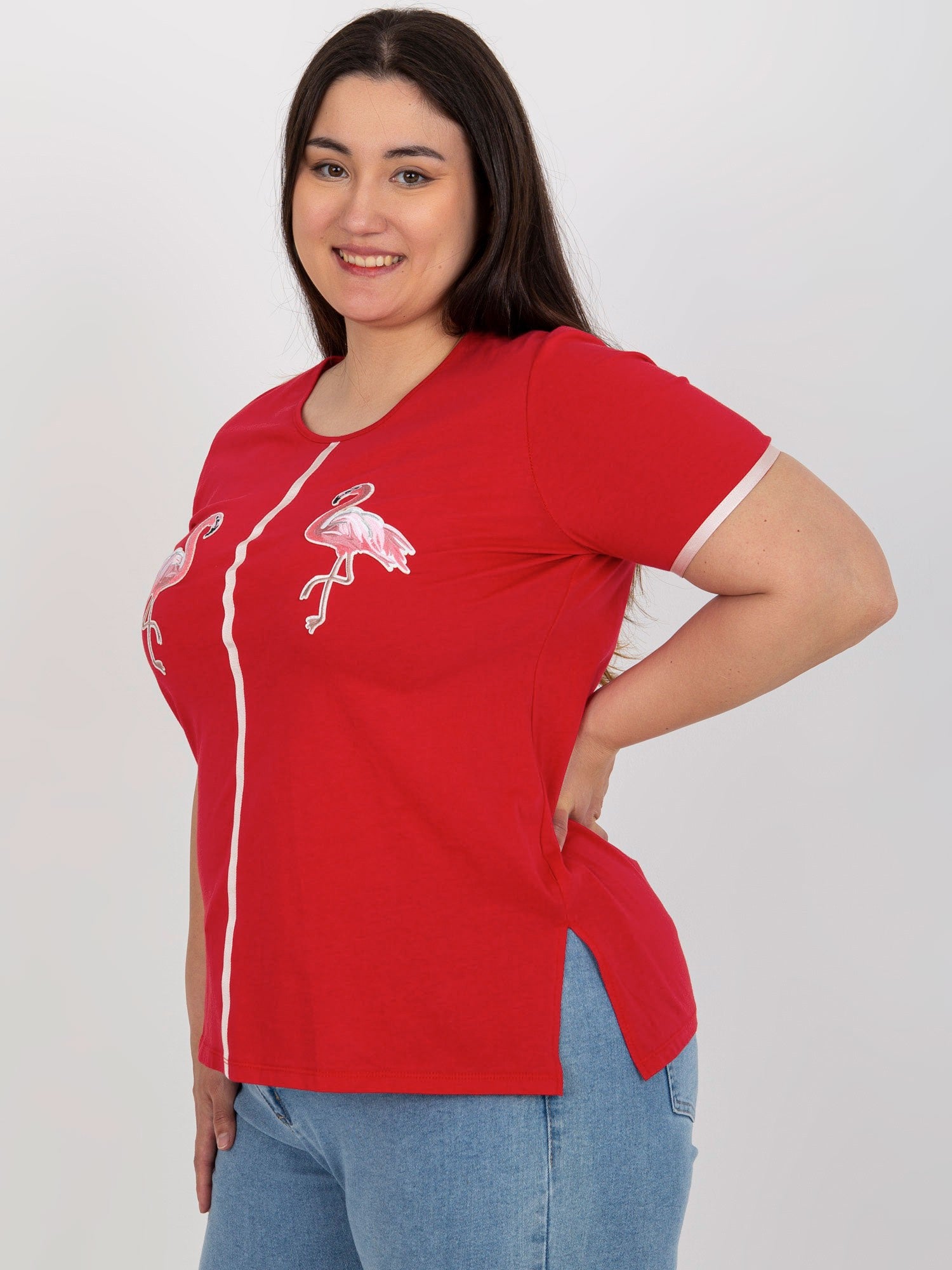 Czerwony damski t-shirt plus size z naszywkami