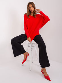 Czerwony sweter oversize o kroju nietoperza