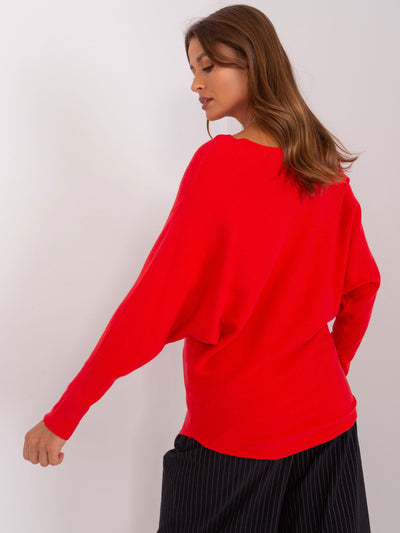 Czerwony sweter oversize o kroju nietoperza
