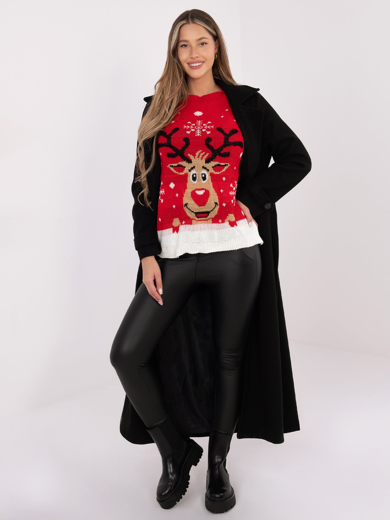 Czerwony świąteczny sweter w śnieżynki