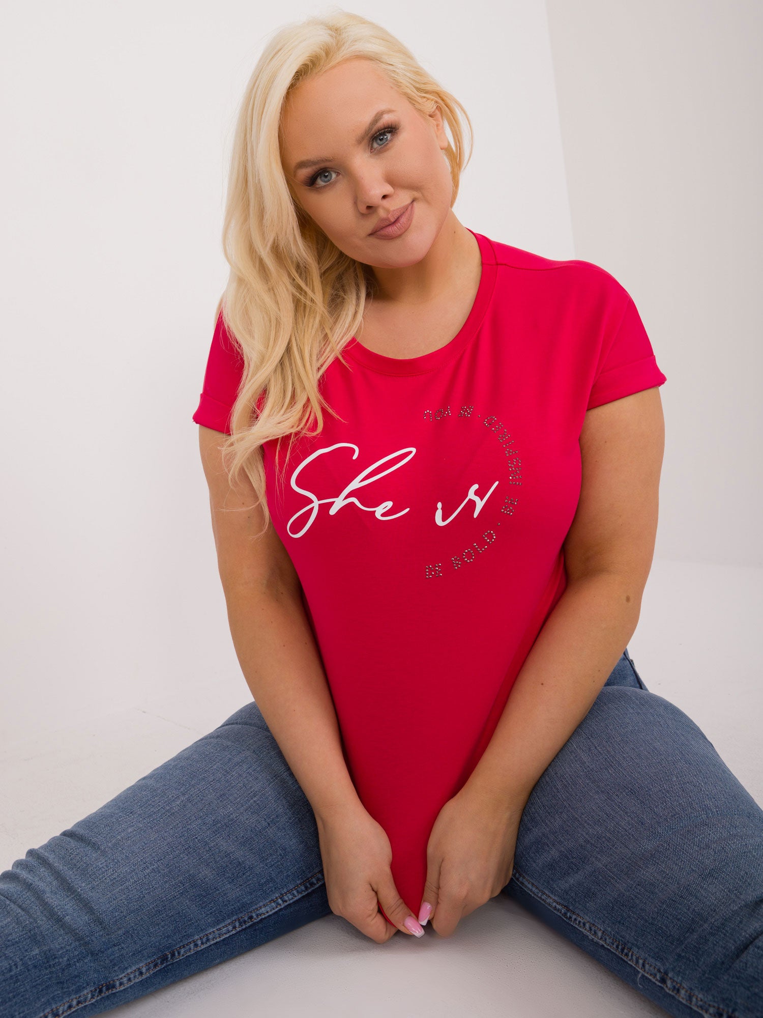 Czerwony damski t-shirt plus size z napisem