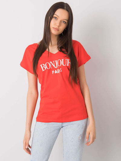Czerwony t-shirt z trójkątnym dekoltem