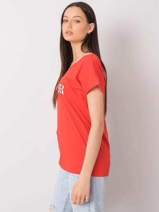 Czerwony t-shirt z trójkątnym dekoltem