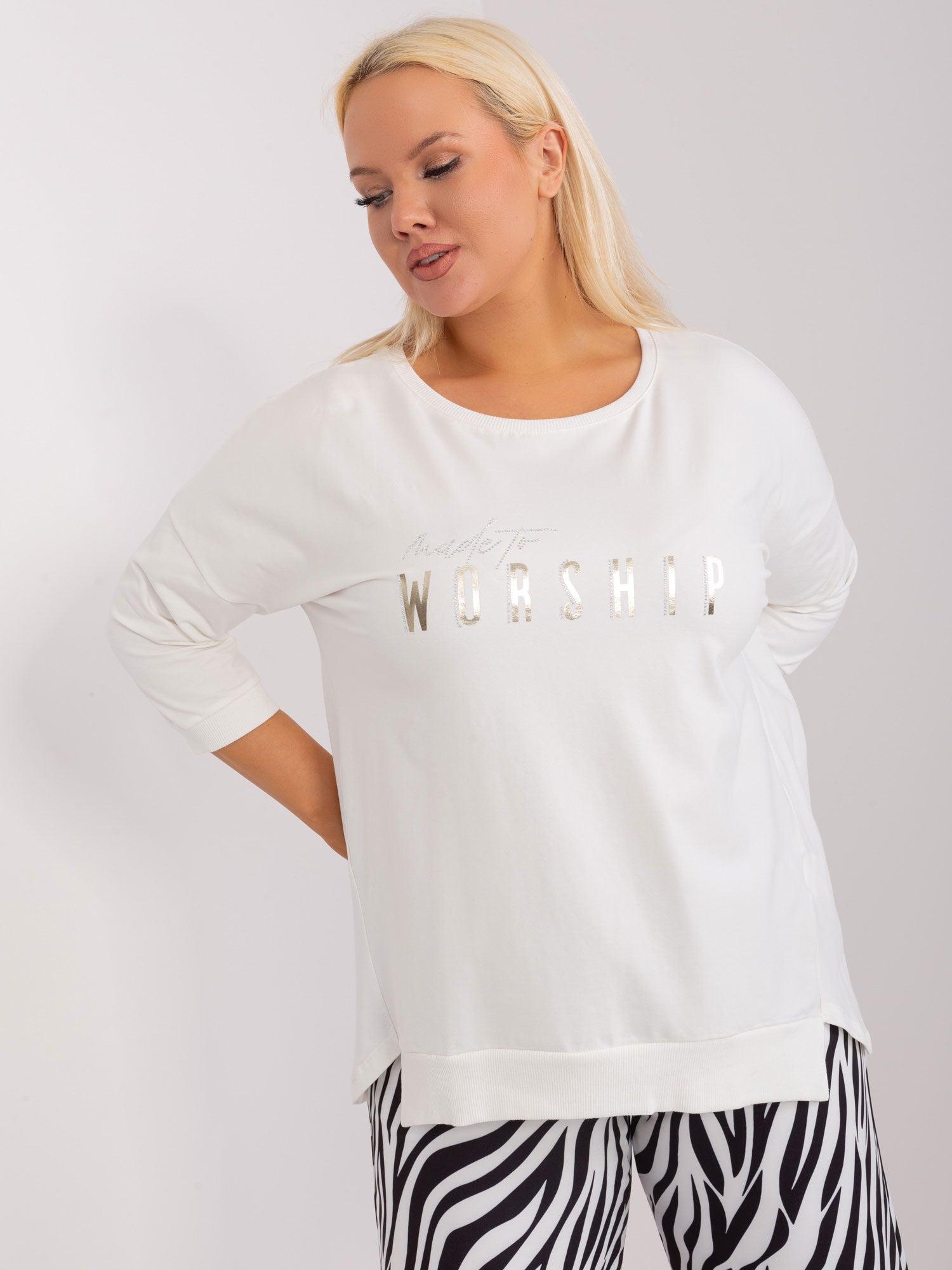 Ecru casualowa bluzka plus size z rozcięciami