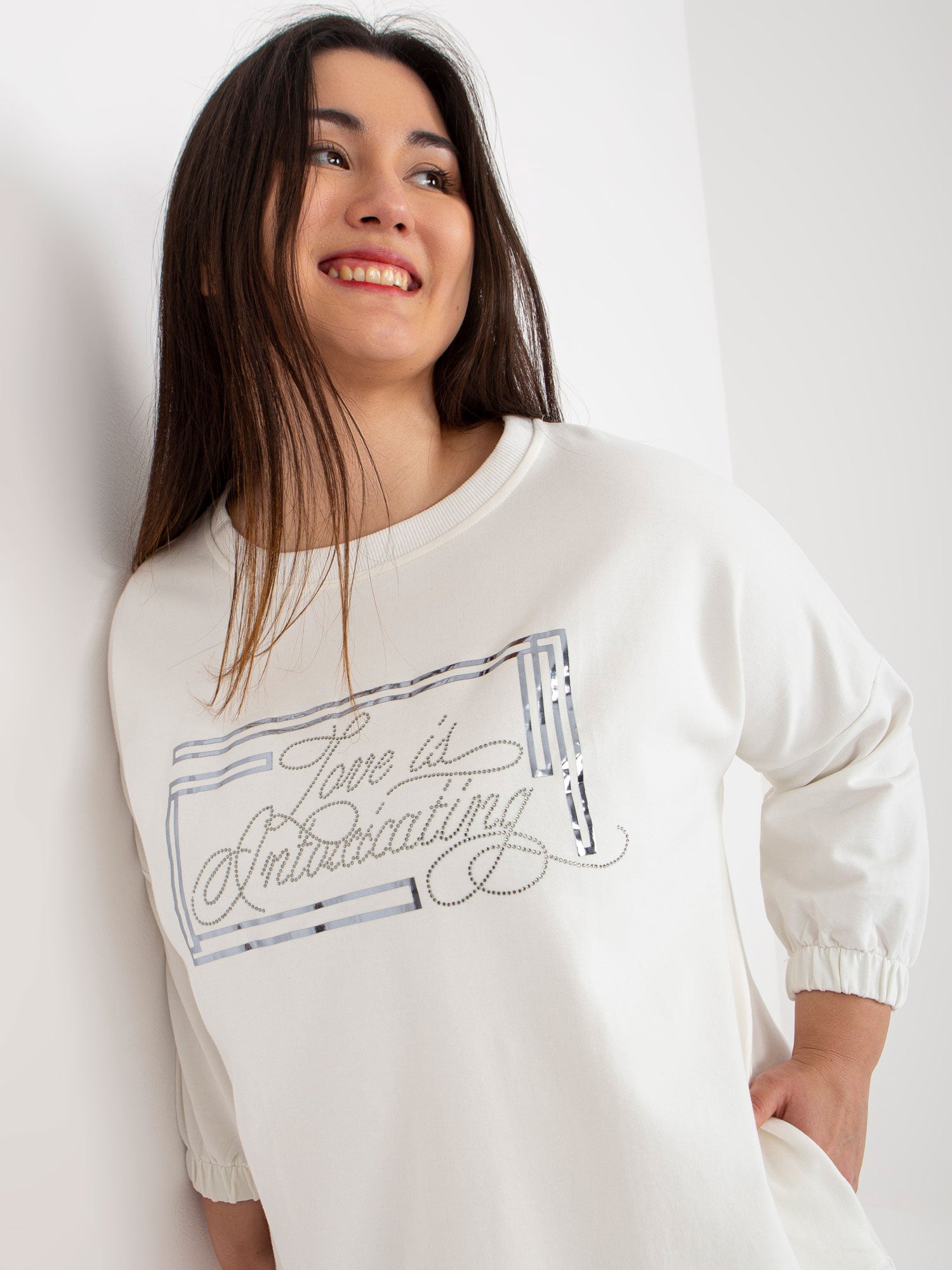 Ecru sukienka plus size z ozdobnymi guzikami