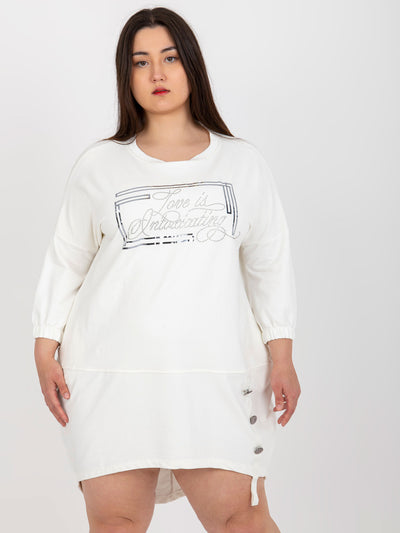 Ecru sukienka plus size z ozdobnymi guzikami