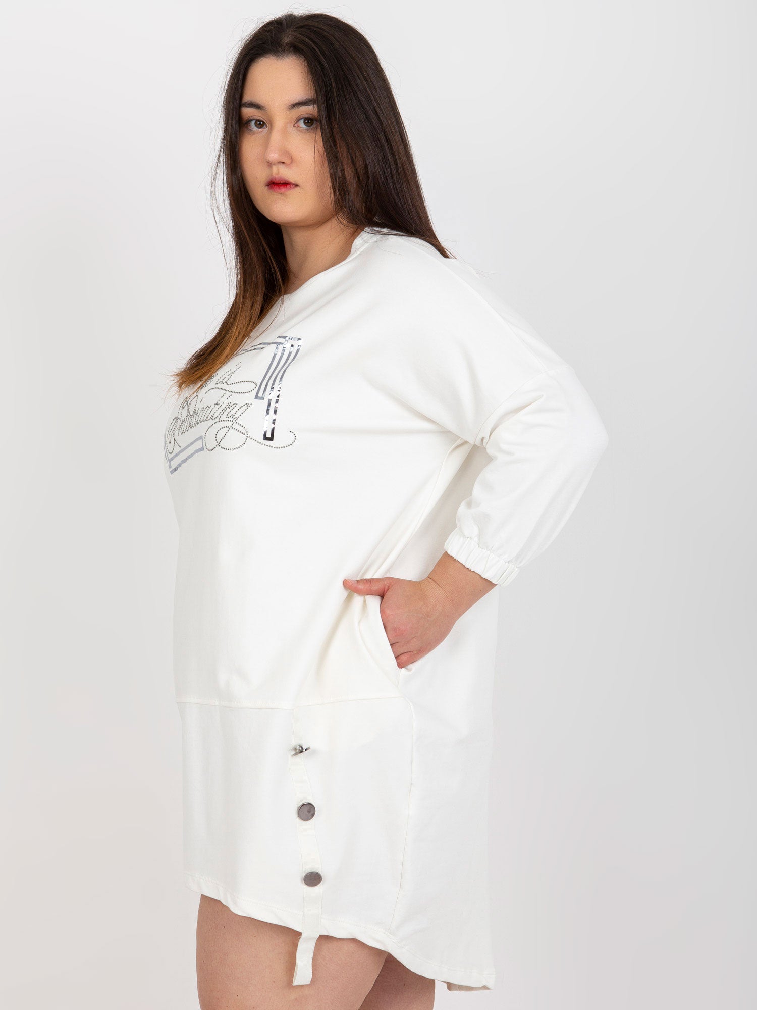 Ecru sukienka plus size z ozdobnymi guzikami