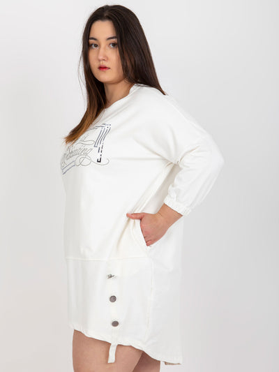 Ecru sukienka plus size z ozdobnymi guzikami