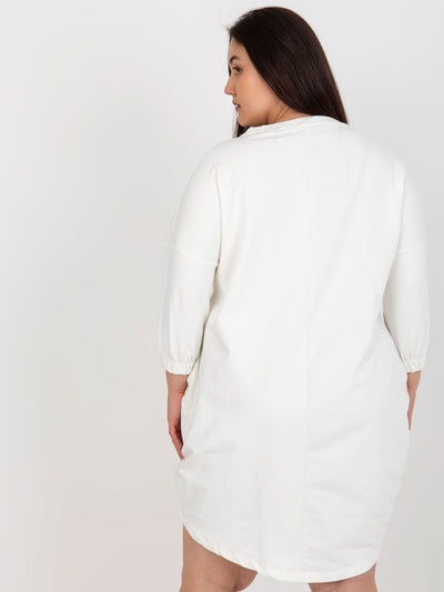 Ecru sukienka plus size z ozdobnymi guzikami