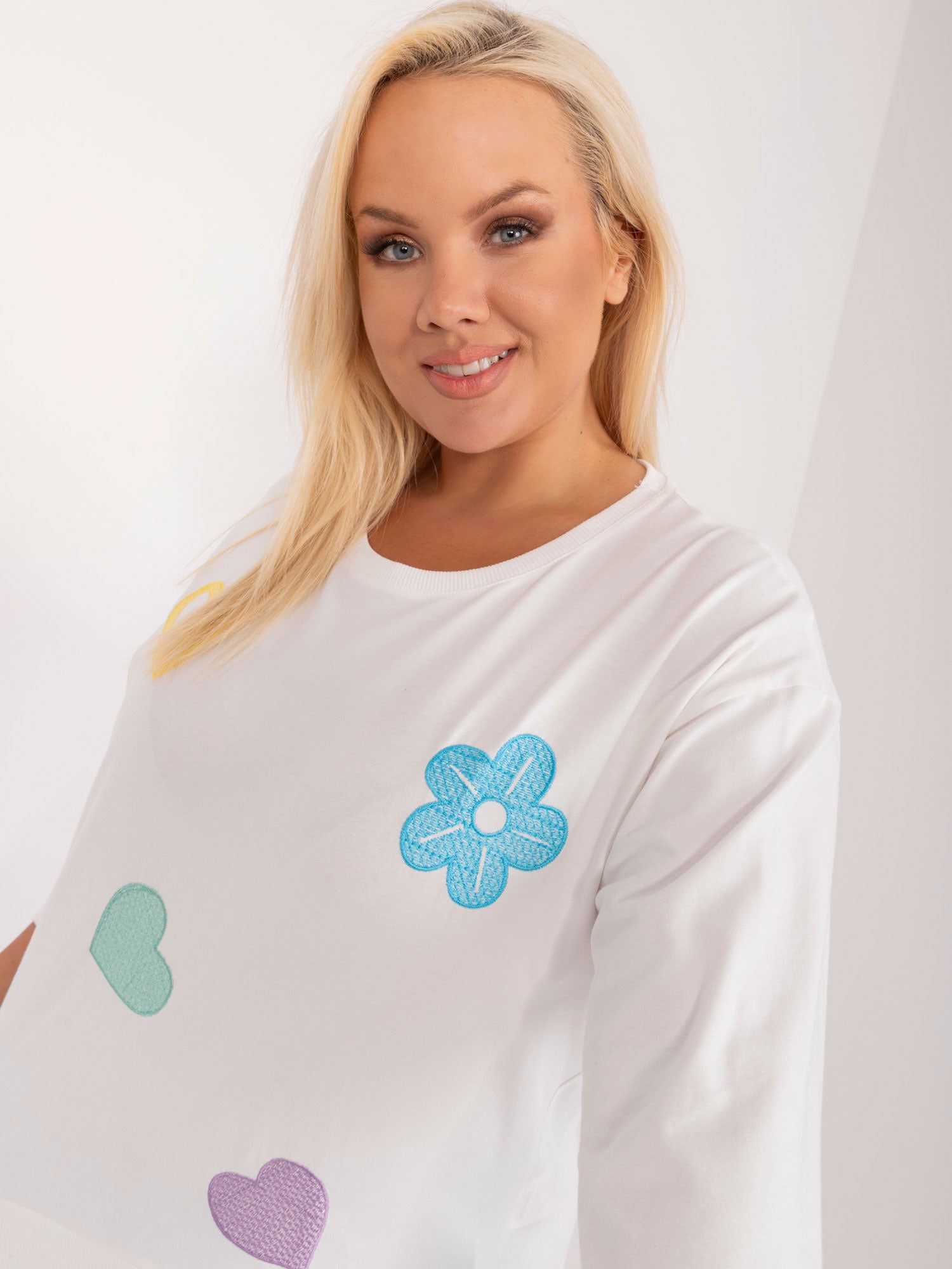 Ecru casualowa bluzka plus size z rozcięciami