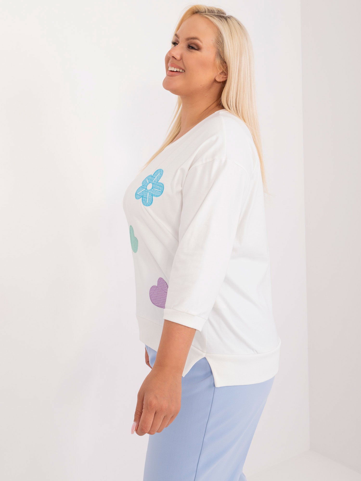 Ecru casualowa bluzka plus size z rozcięciami