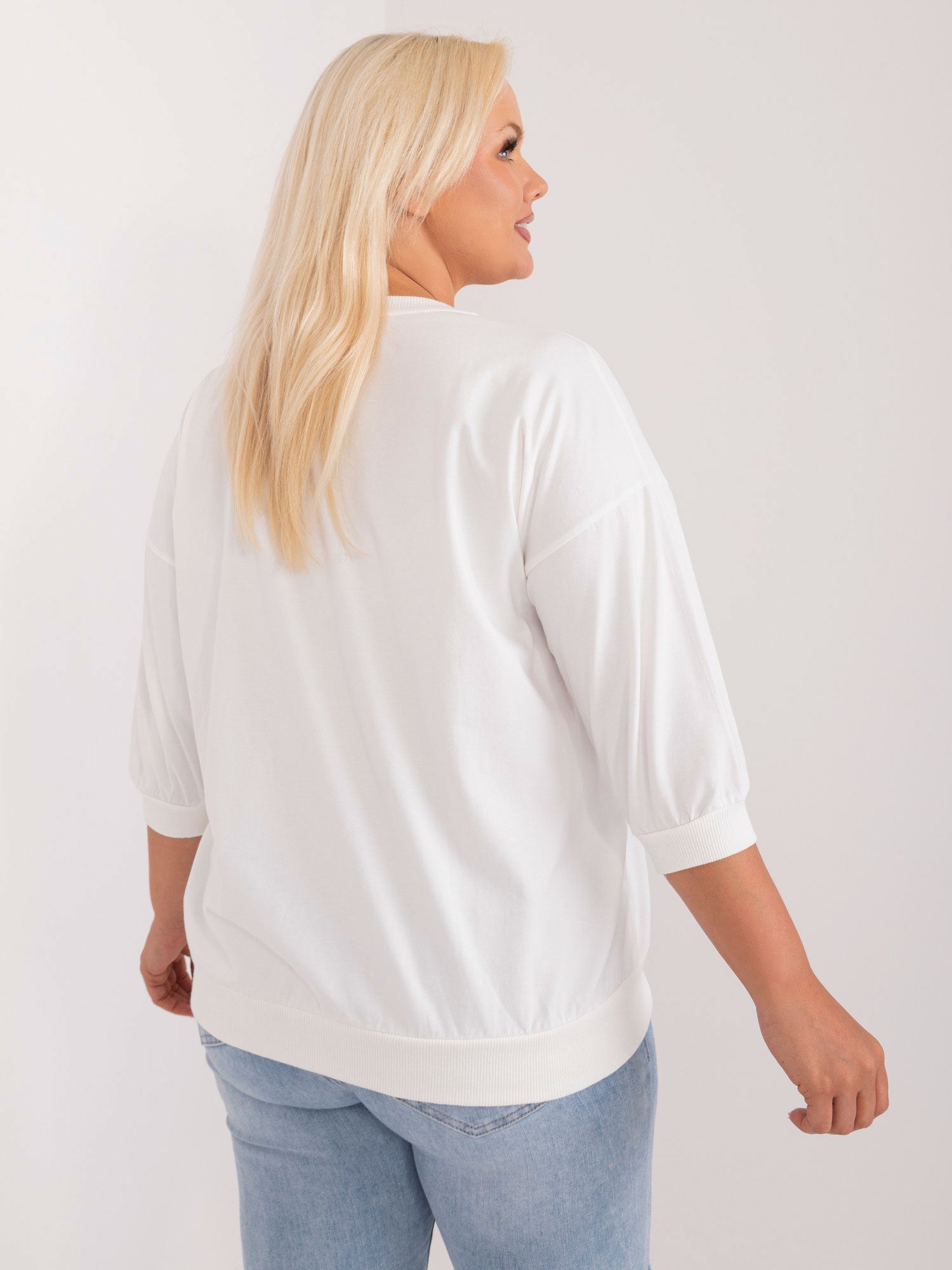 Ecru bluzka plus size z aplikacją w kształcie serca