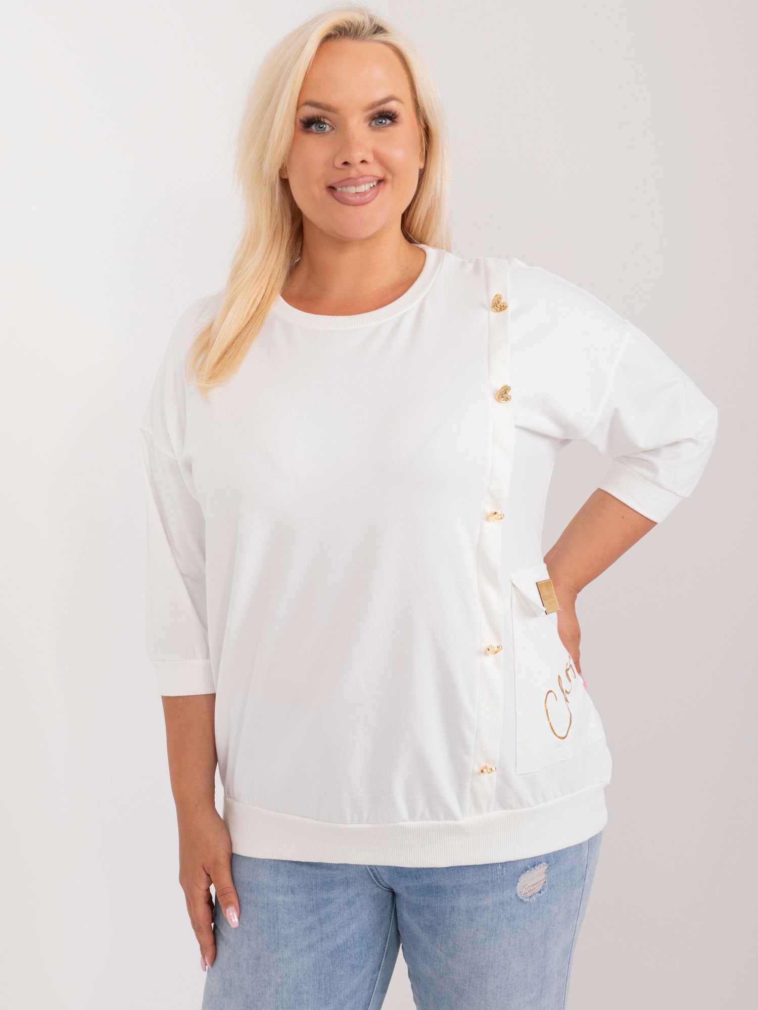 Ecru bluzka plus size z aplikacją w kształcie serca