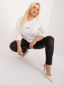 Ecru bluzka plus size z ozdobnym napisem