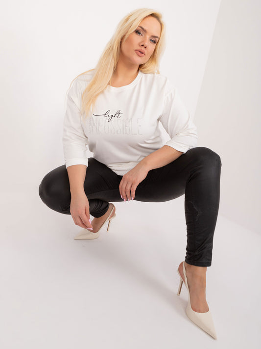 Ecru bluzka plus size z ozdobnym napisem