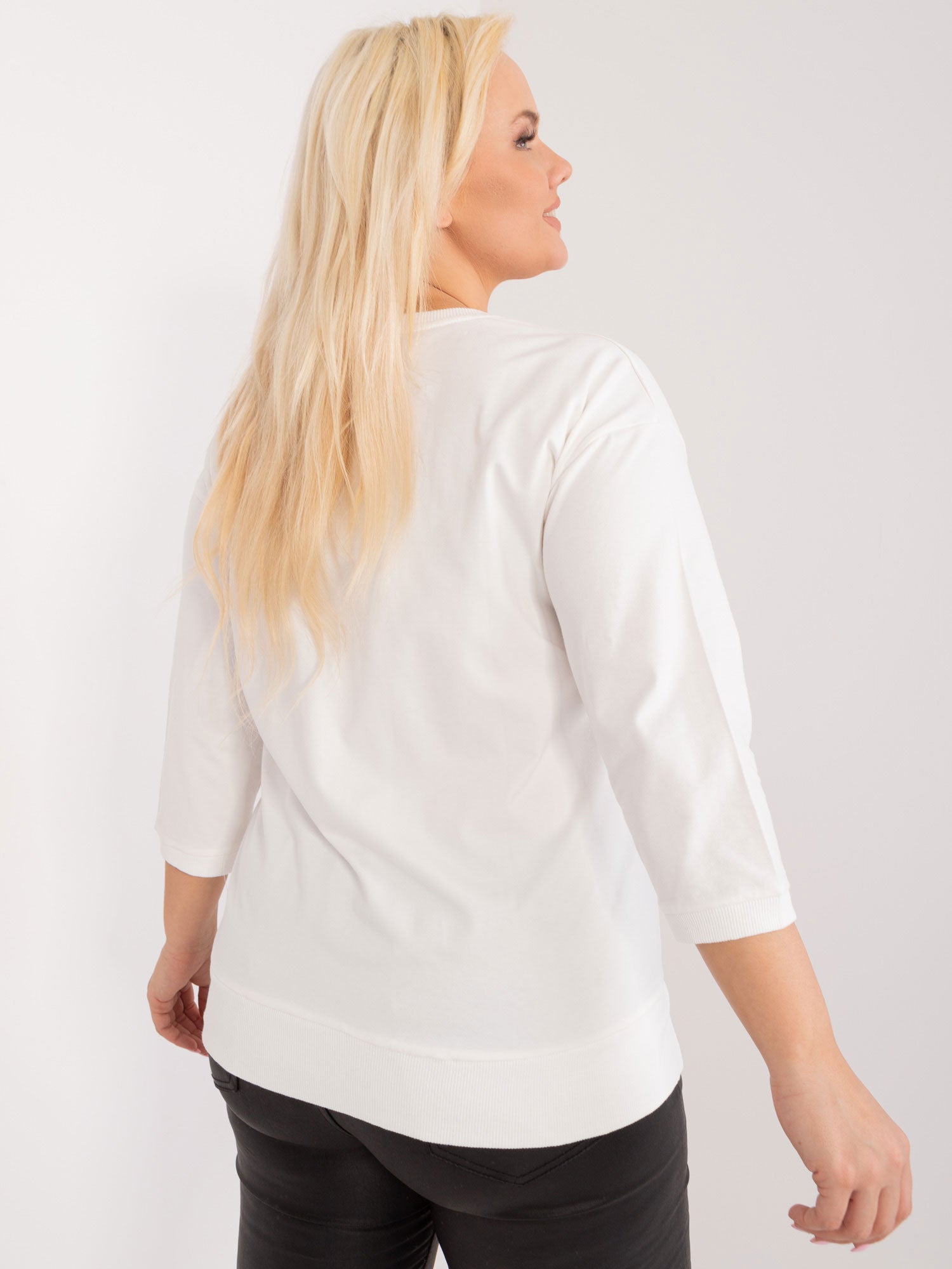 Ecru bluzka plus size z ozdobnym napisem