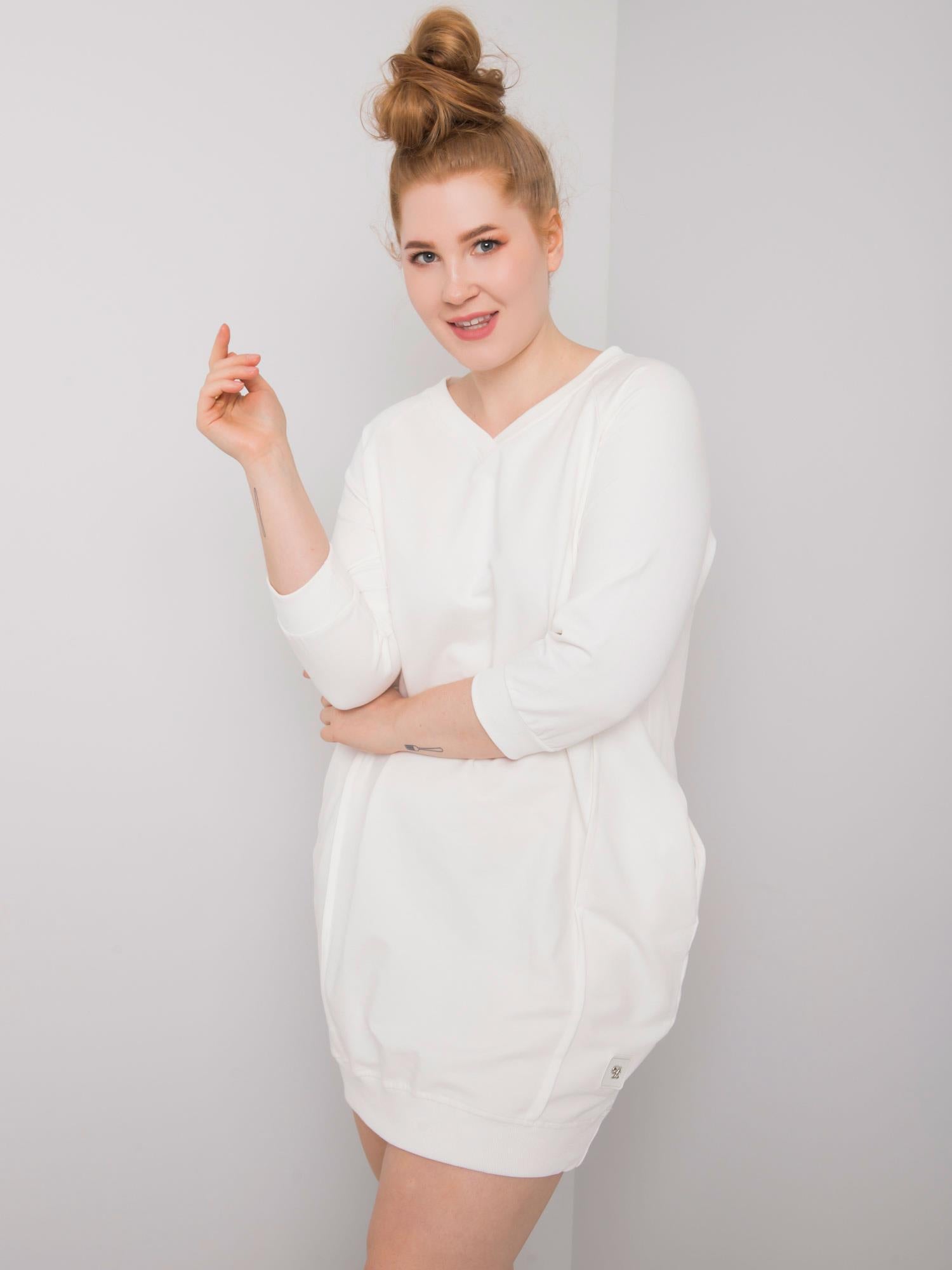 Ecru sukienka plus size z kieszeniami