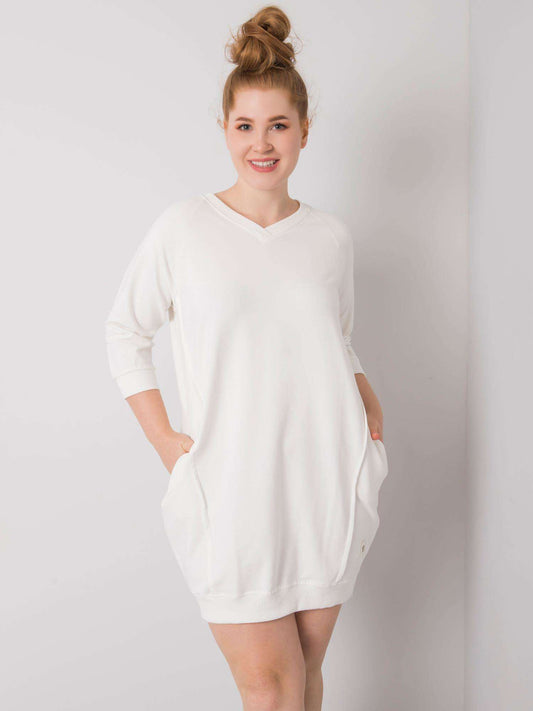 Ecru sukienka plus size z kieszeniami