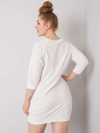 Ecru sukienka plus size z kieszeniami