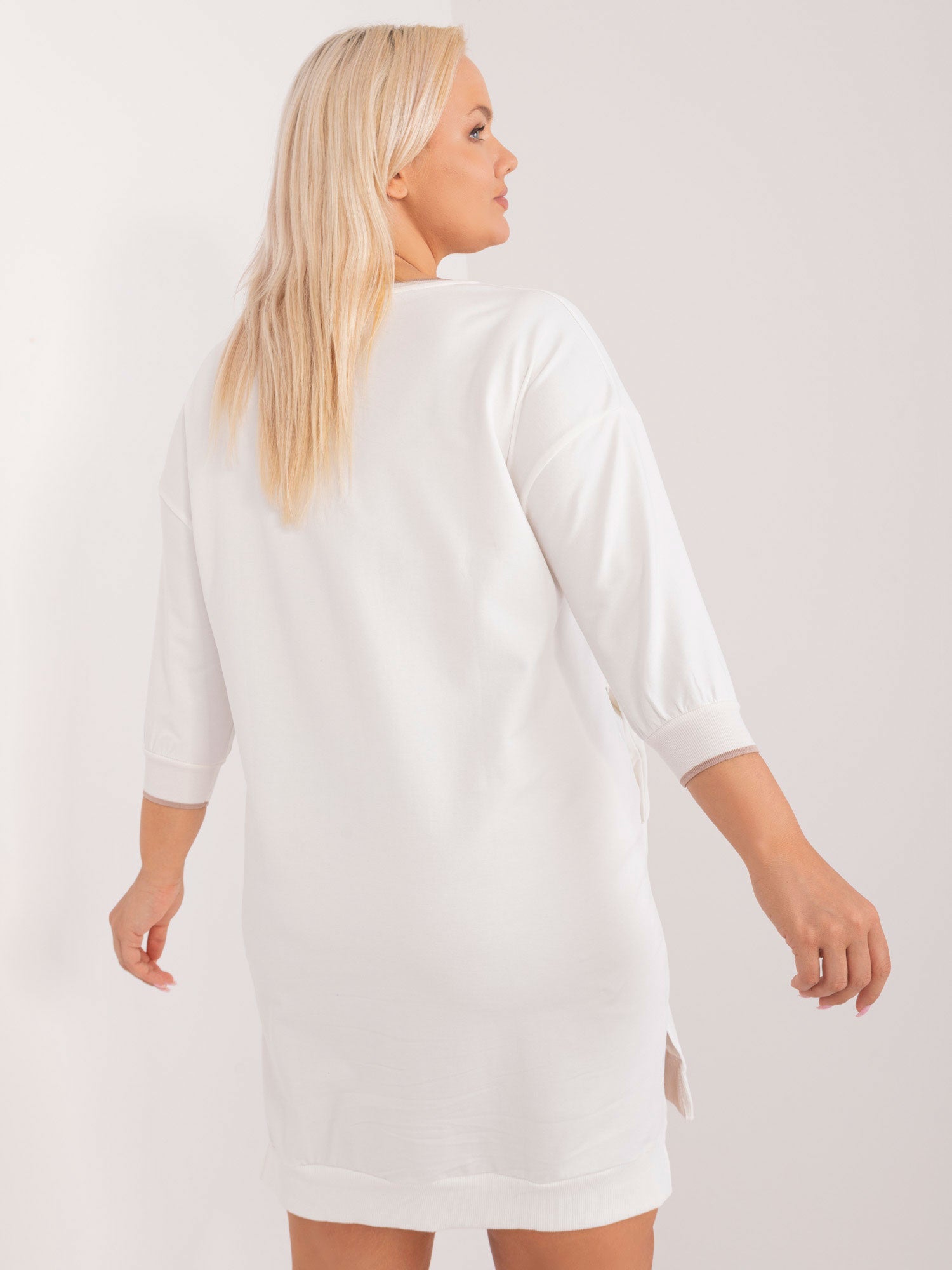 Ecru dresowa sukienka plus size z rozcięciami
