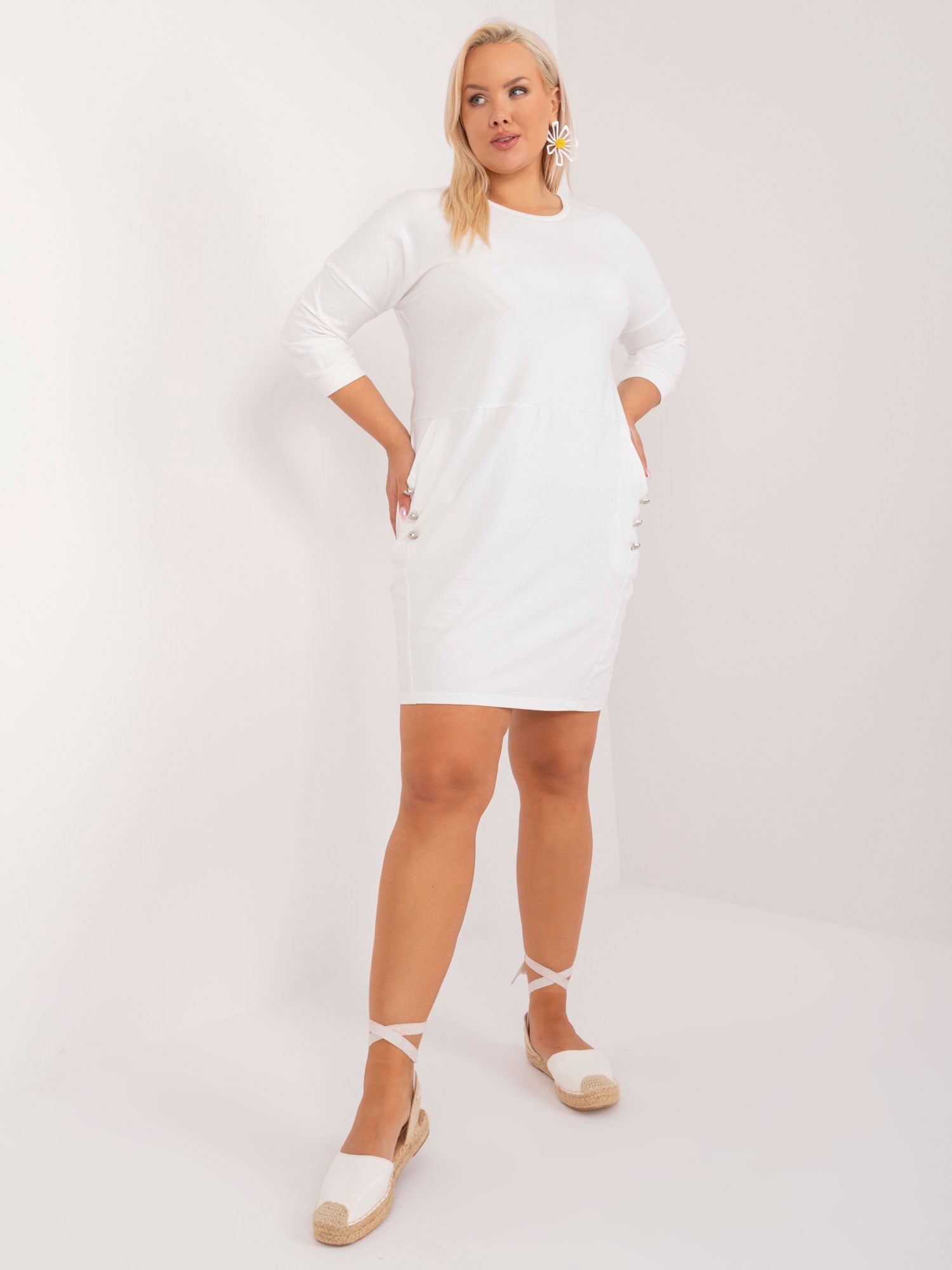 Ecru dresowa sukienka plus size z guzikami