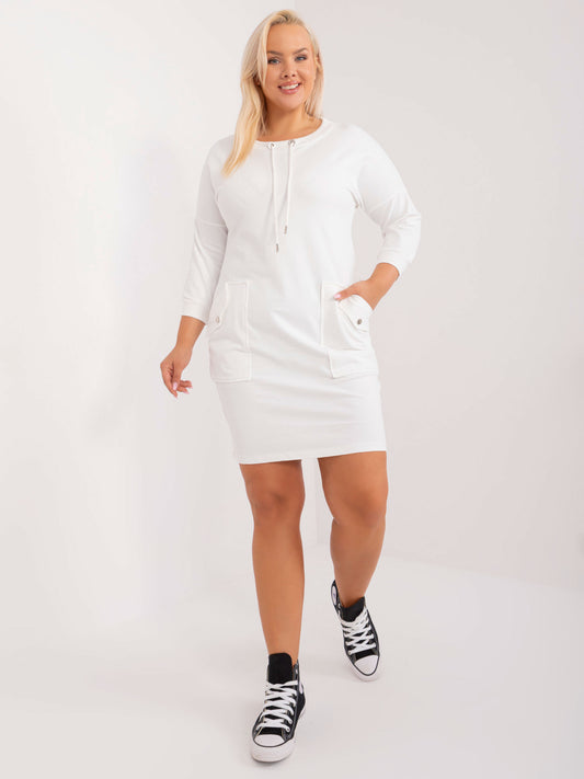 Ecru prosta sukienka plus size z kieszeniami