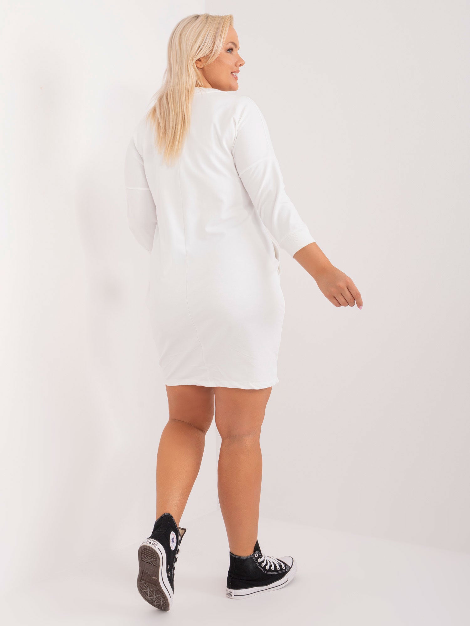Ecru prosta sukienka plus size z kieszeniami