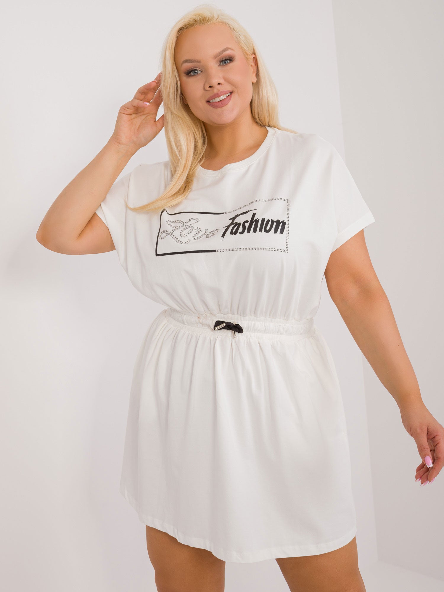 Ecru sukienka plus size z krótkim rękawem