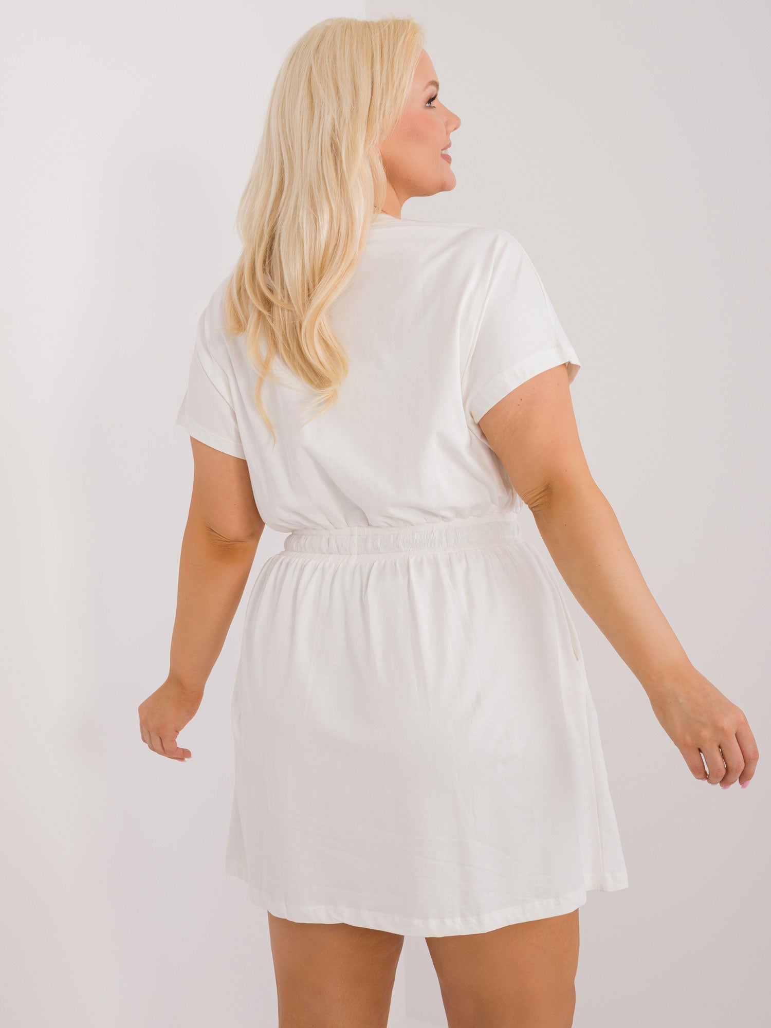 Ecru sukienka plus size z krótkim rękawem