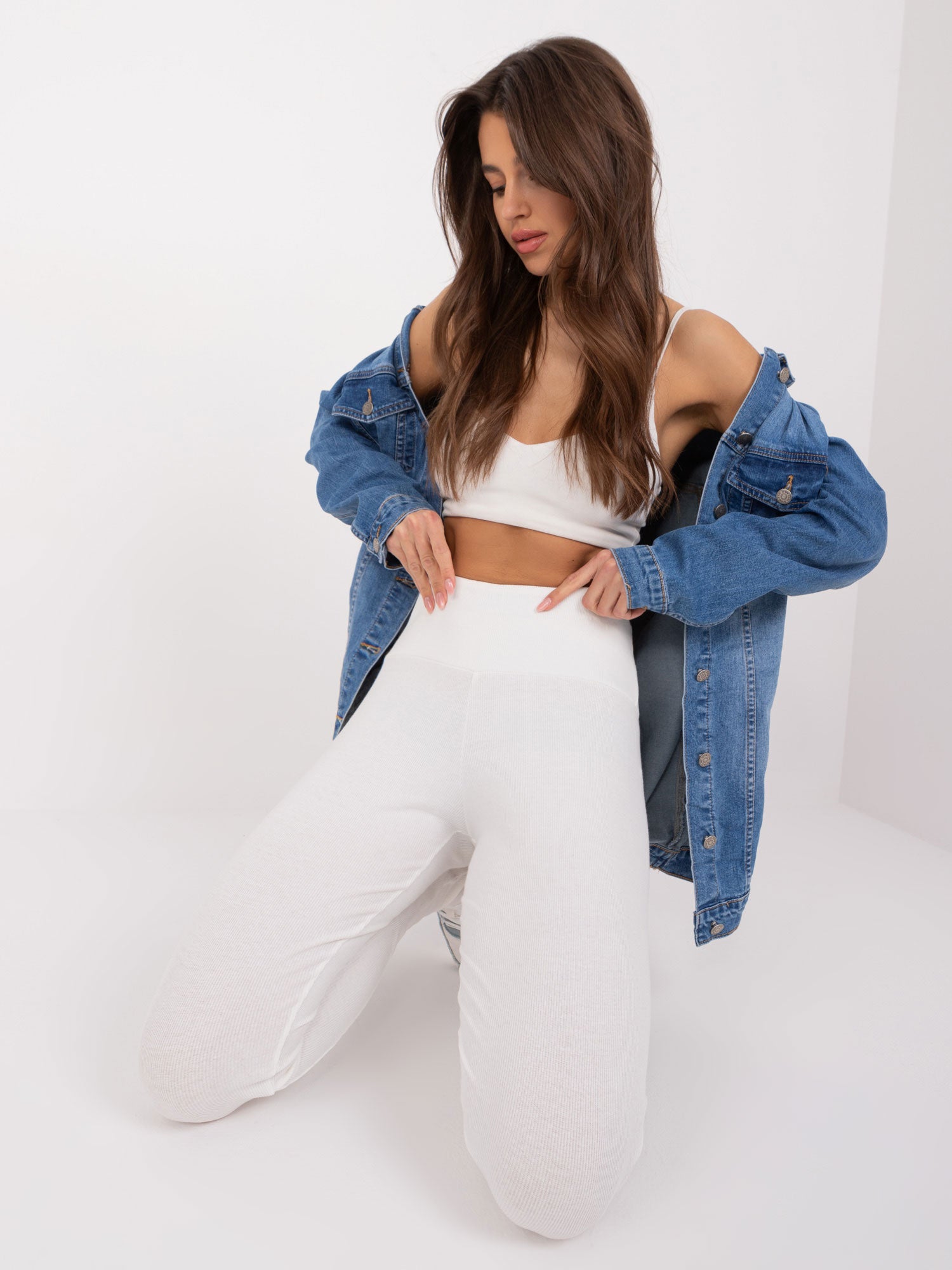 Ecru prążkowane legginsy basic z bawełny