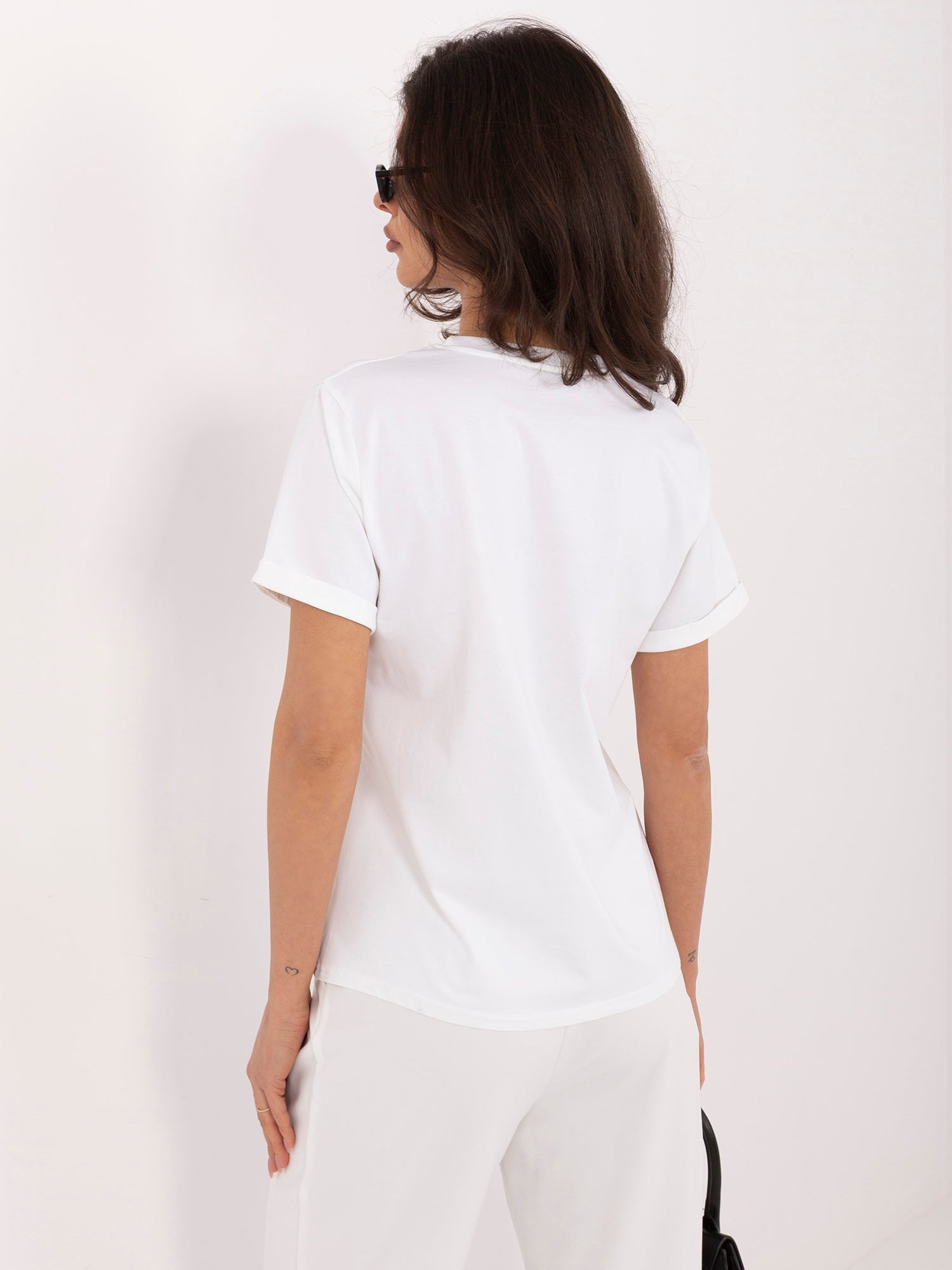 Ecru damski t-shirt z motywem twarzy