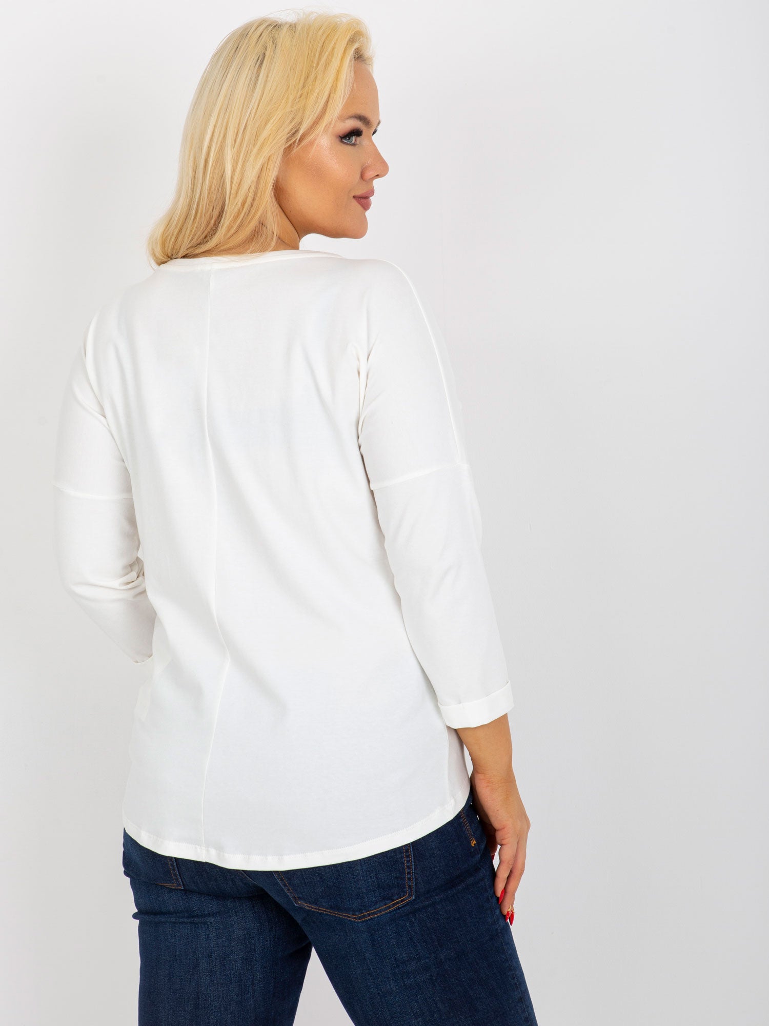 Ecru bluzka plus size z nadrukiem i rękawem 3/4