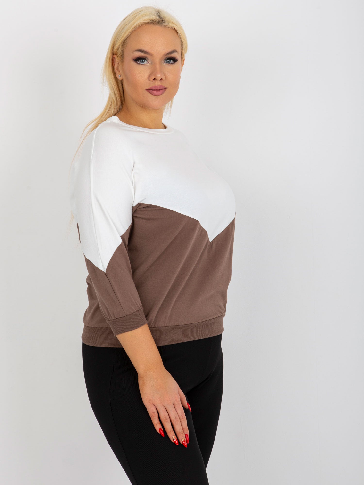 Ecru-brązowa bluzka plus size basic z rękawem 3/4