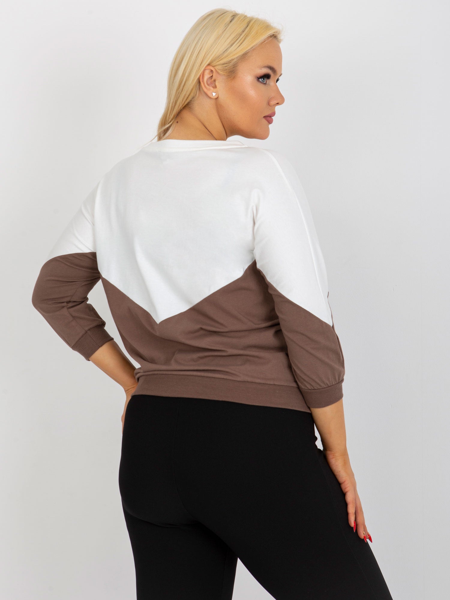 Ecru-brązowa bluzka plus size basic z rękawem 3/4