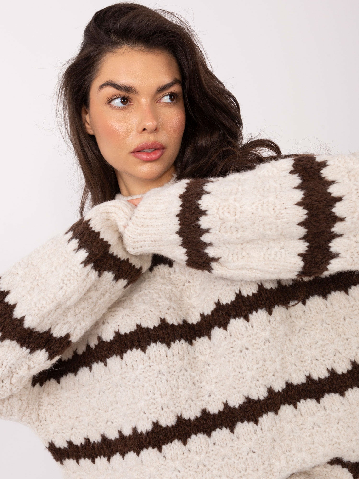 Ecru-brązowy damski sweter oversize z półgolfem