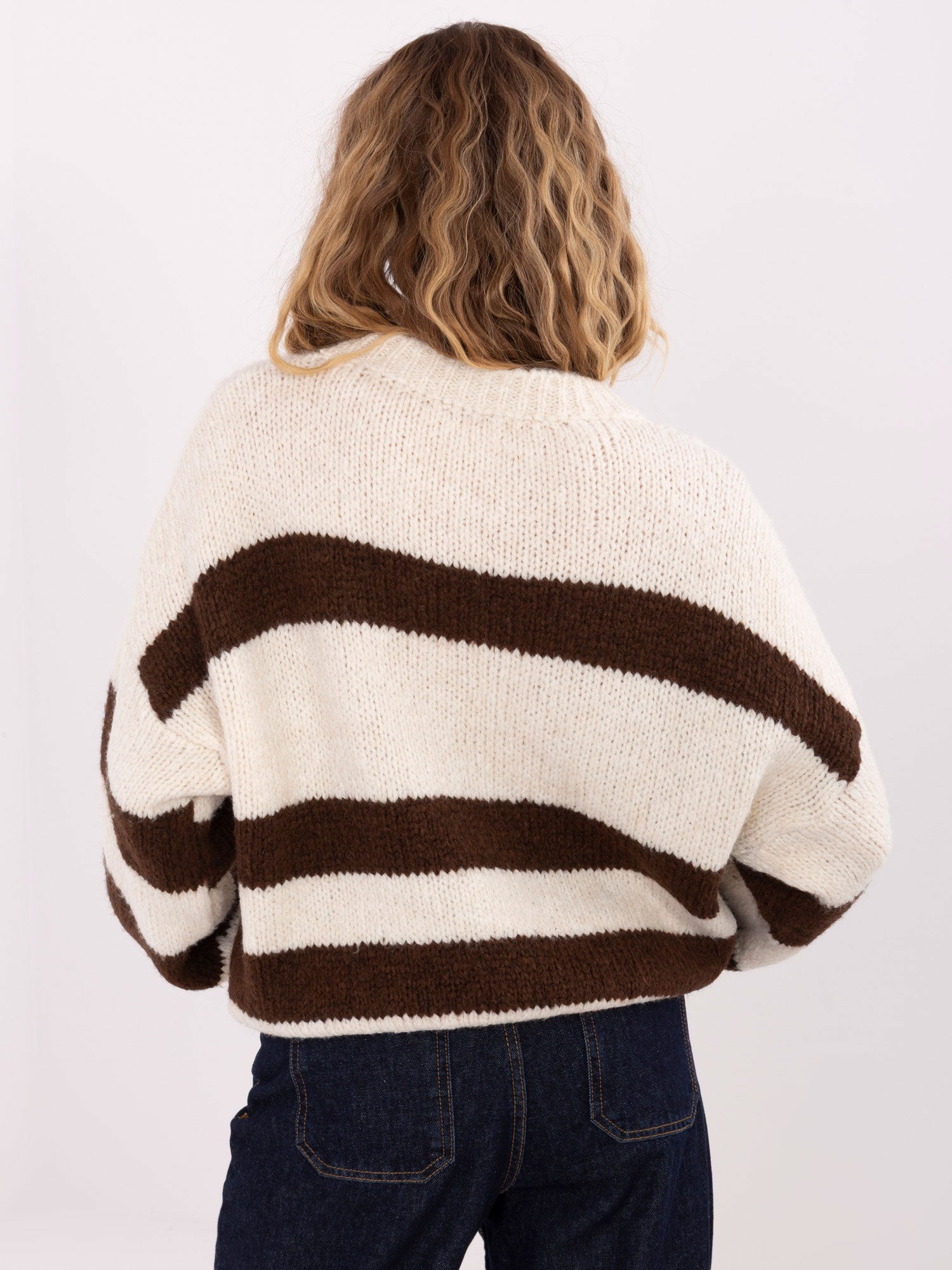 Ecru-brązowy damski sweter oversize w paski