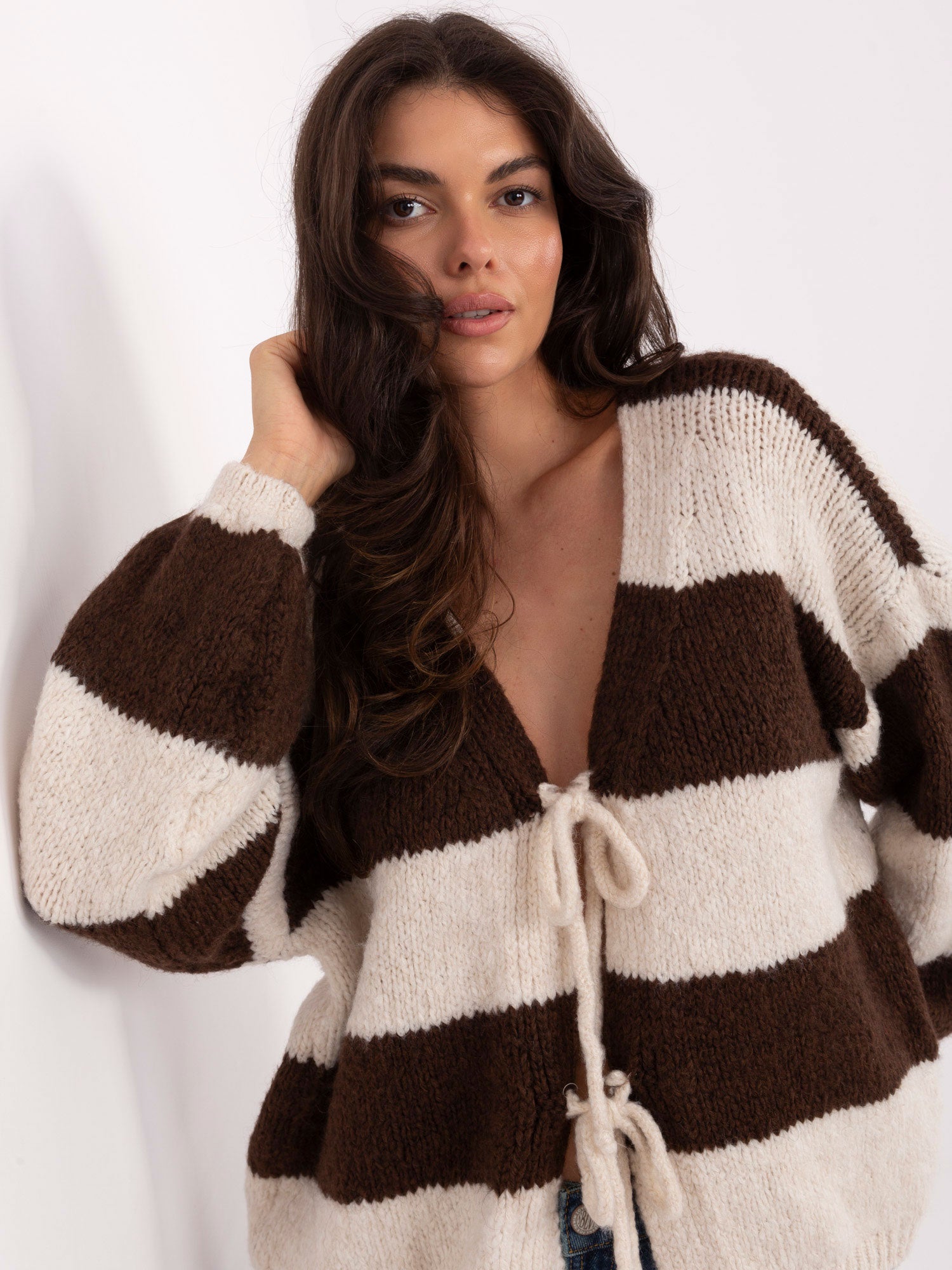 RUE PARIS Ecru-brązowy sweter oversize z wiązaniem
