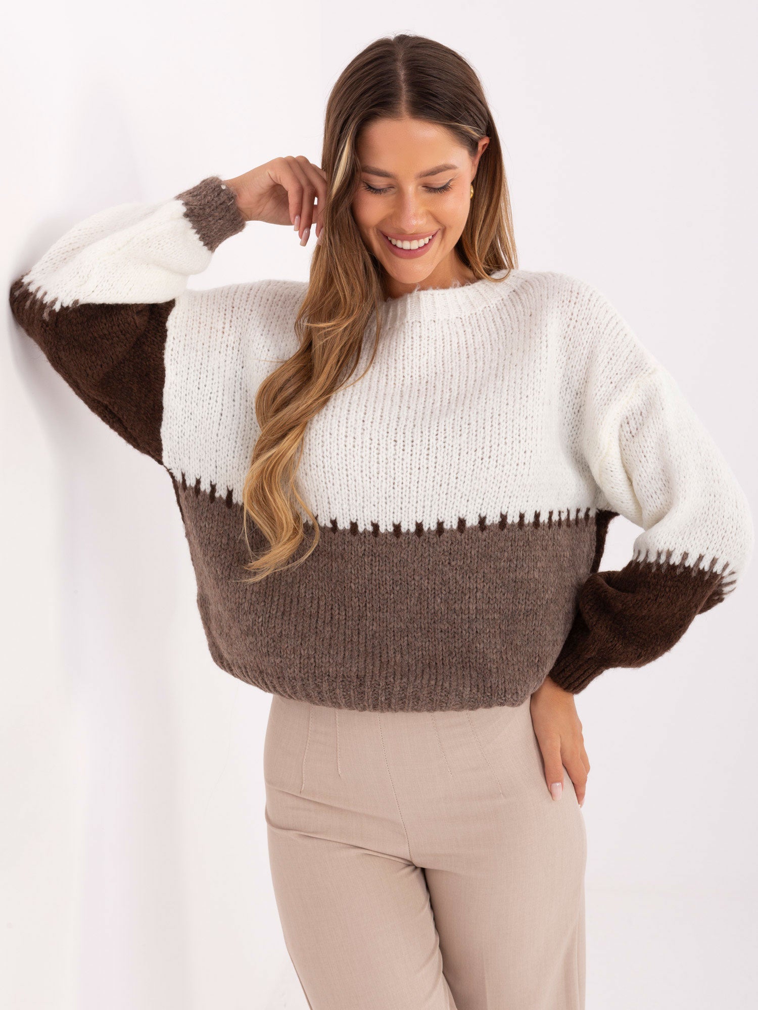RUE PARIS Ecru-brązowy sweter oversize w paski