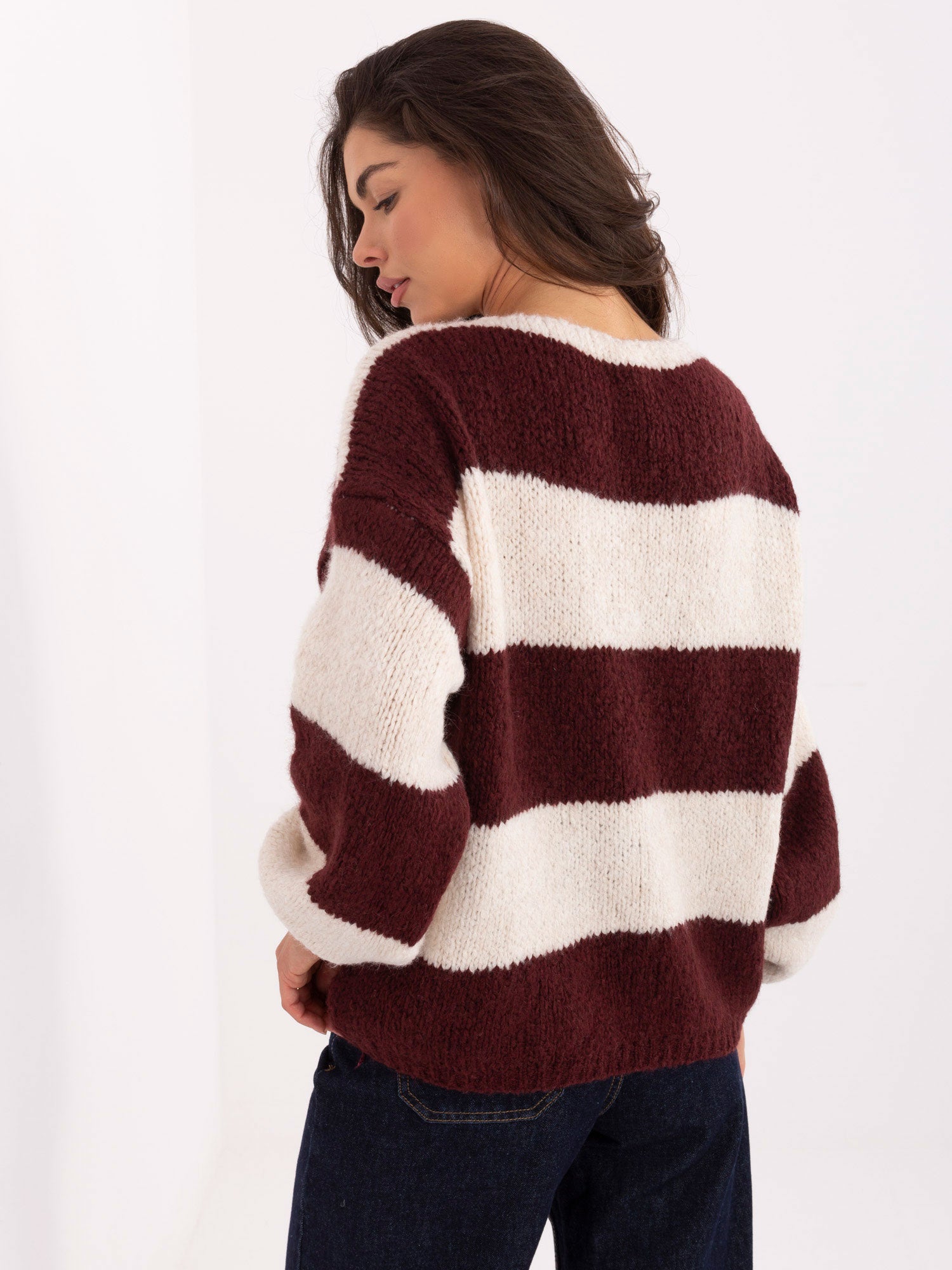RUE PARIS Ecru-burgundowy sweter oversize w paski