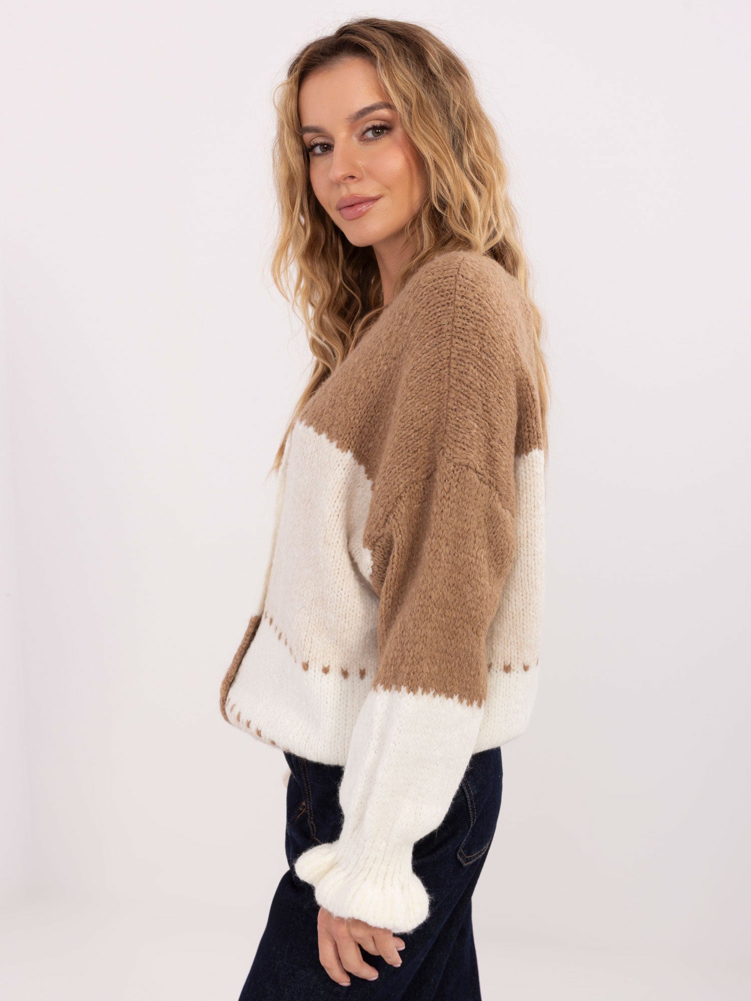 RUE PARIS Ecru-camelowy sweter z falbankami przy rękawach