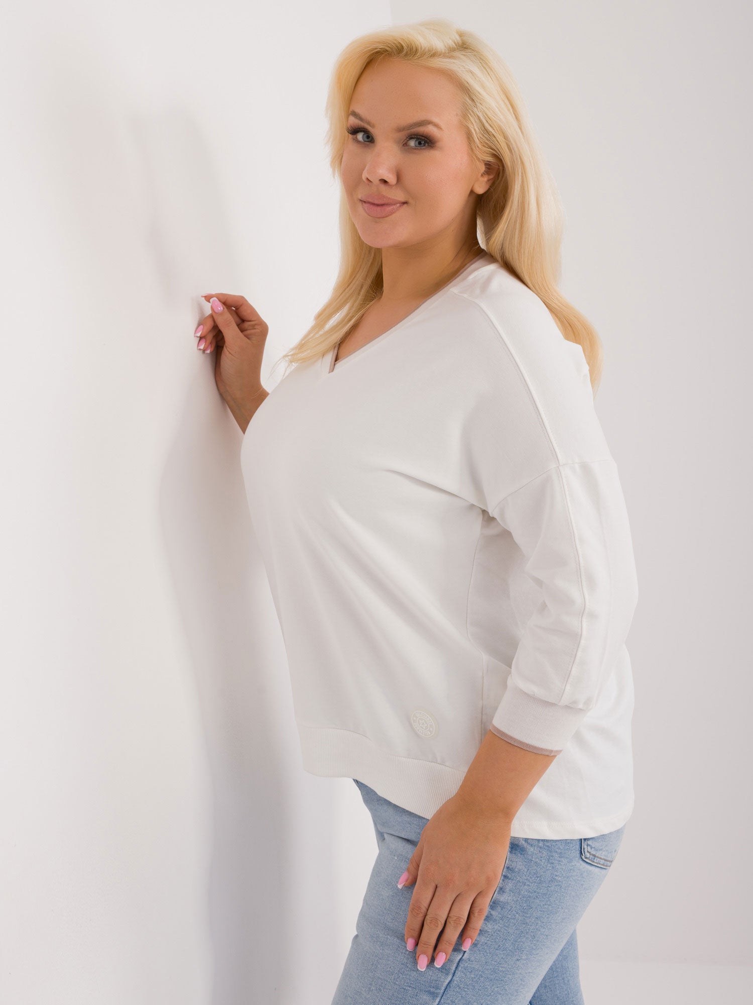 Ecru bawełniana bluzka plus size z dekoltem V