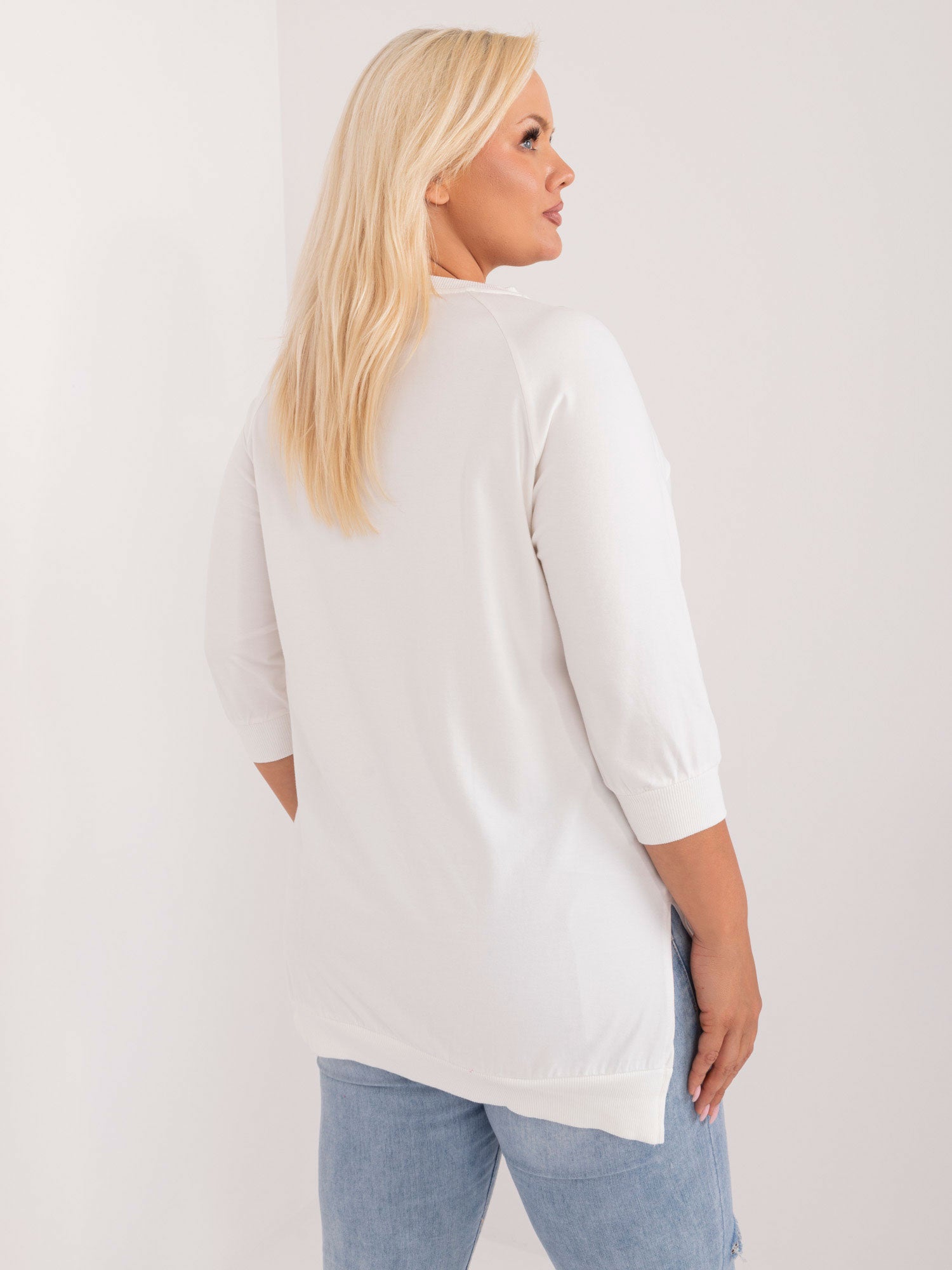 Ecru bluzka plus size z naszywkami