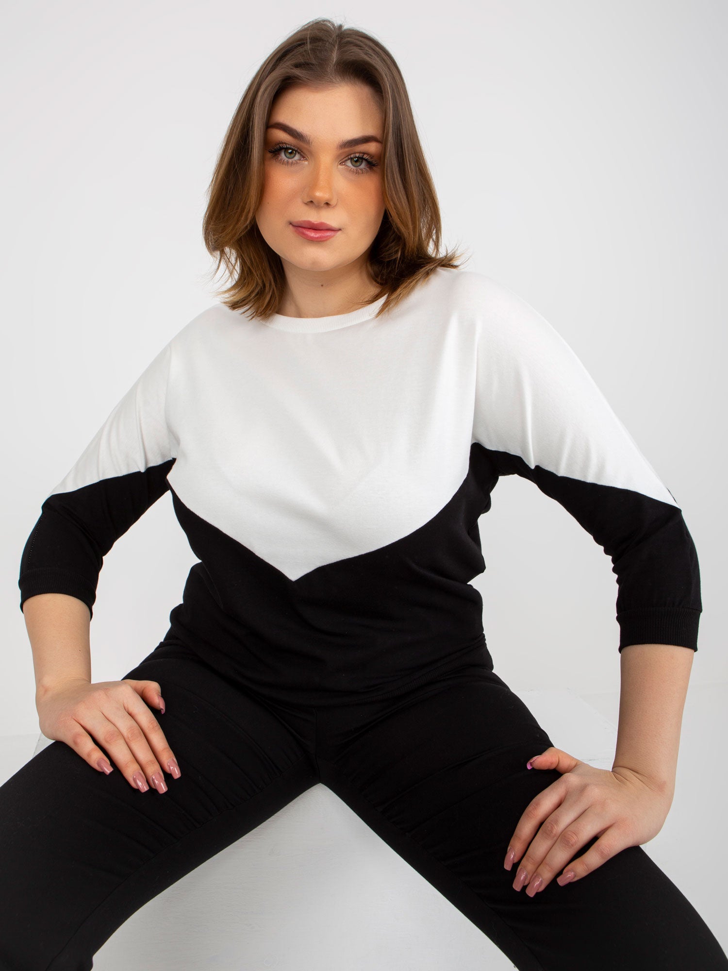 Ecru-czarna bluzka plus size basic z okrągłym dekoltem