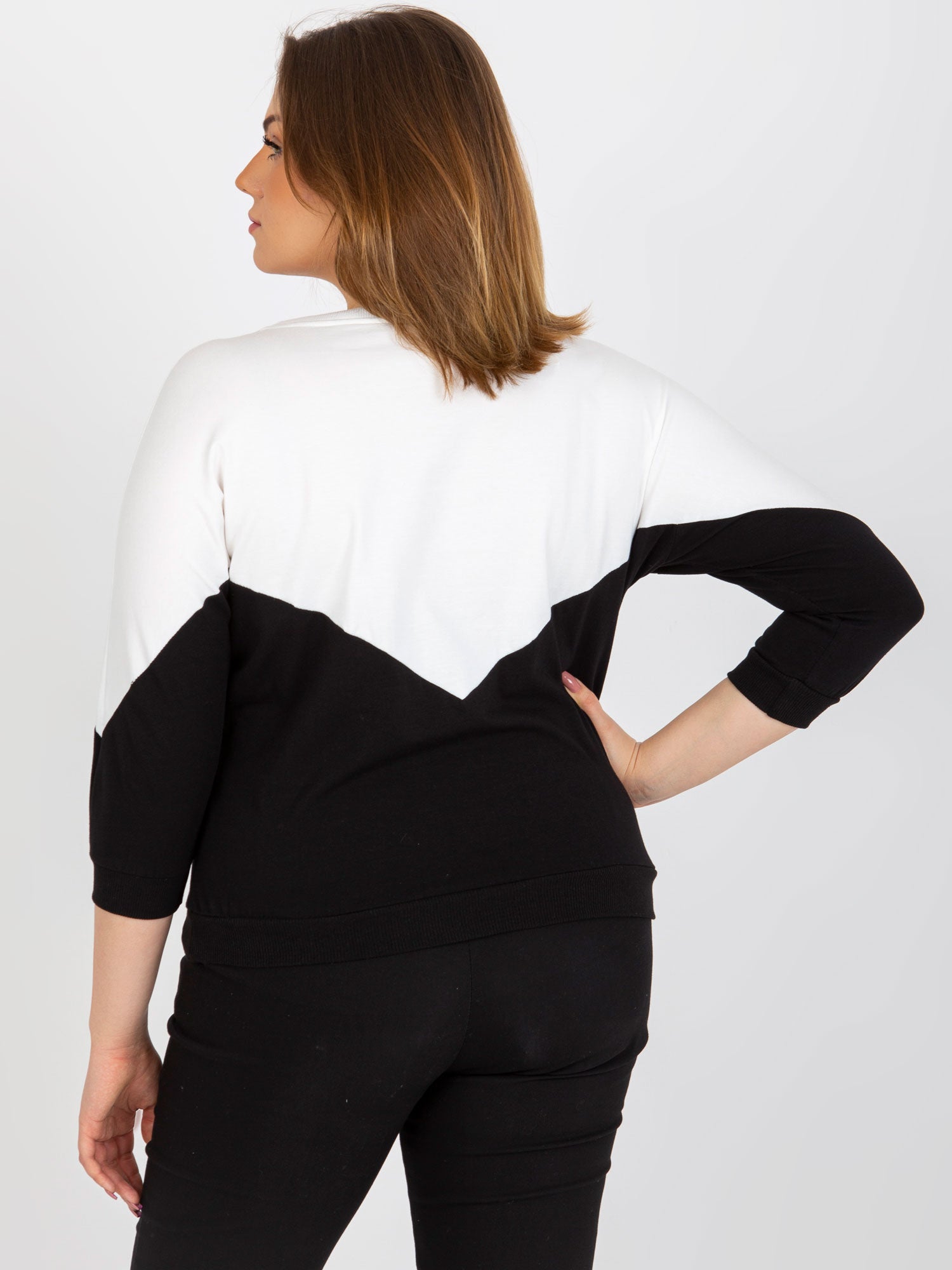 Ecru-czarna bluzka plus size basic z okrągłym dekoltem