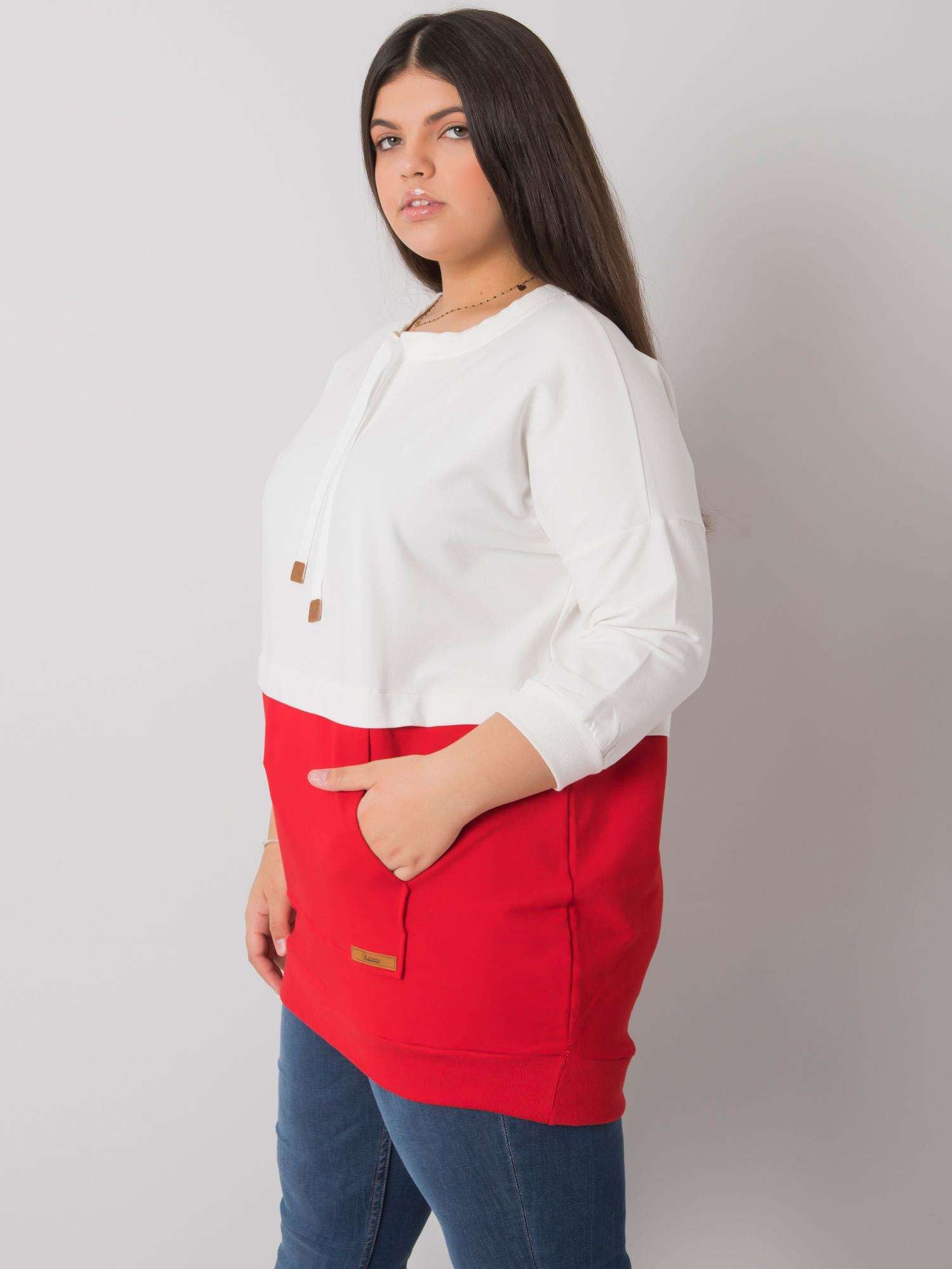 Ecru-czerwona bawełniana bluza plus size