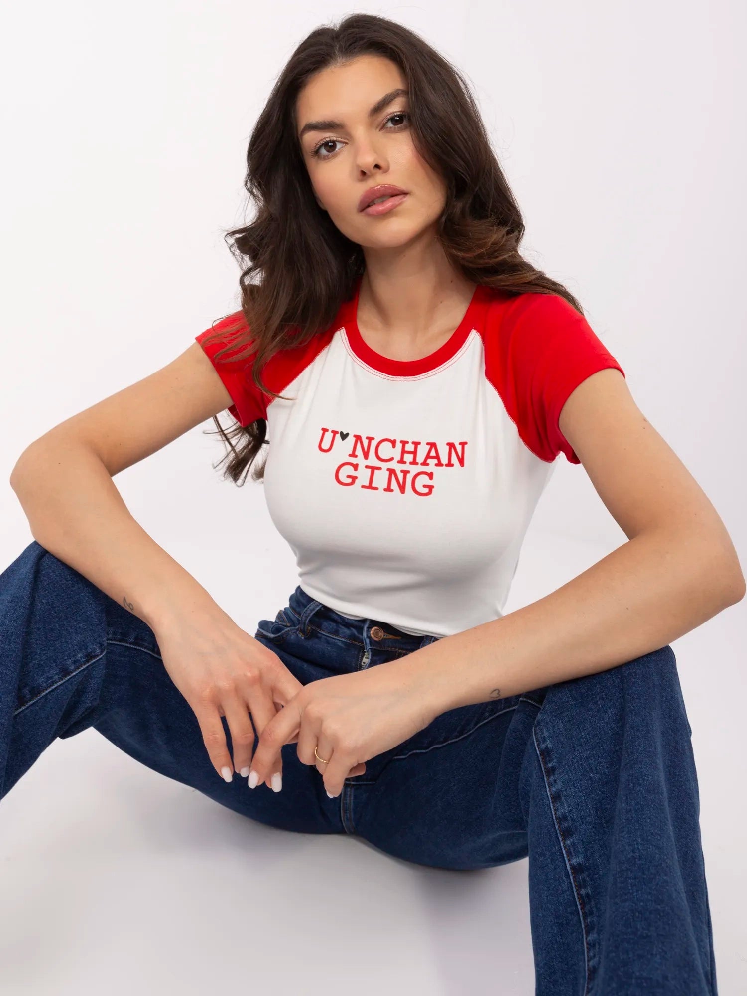 Ecru-czerwony t-shirt z kontrastowymi rękawami